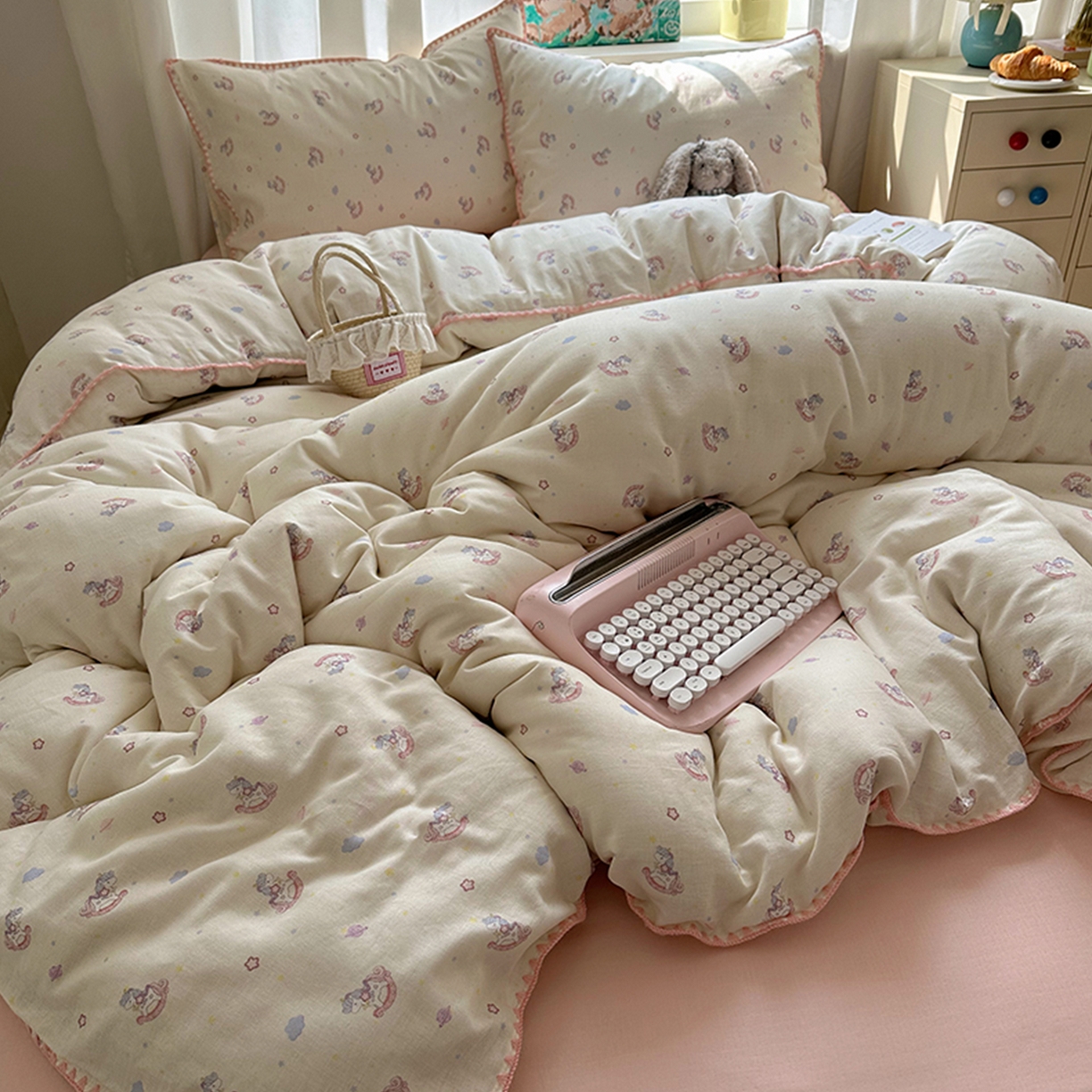 91家纺网 家纺一手货源 找家纺 桃子家居 2026新款A类纯棉有氧双层纱高品质贝壳边三角针工艺全棉四件套系列 棉双层纱-童话木马