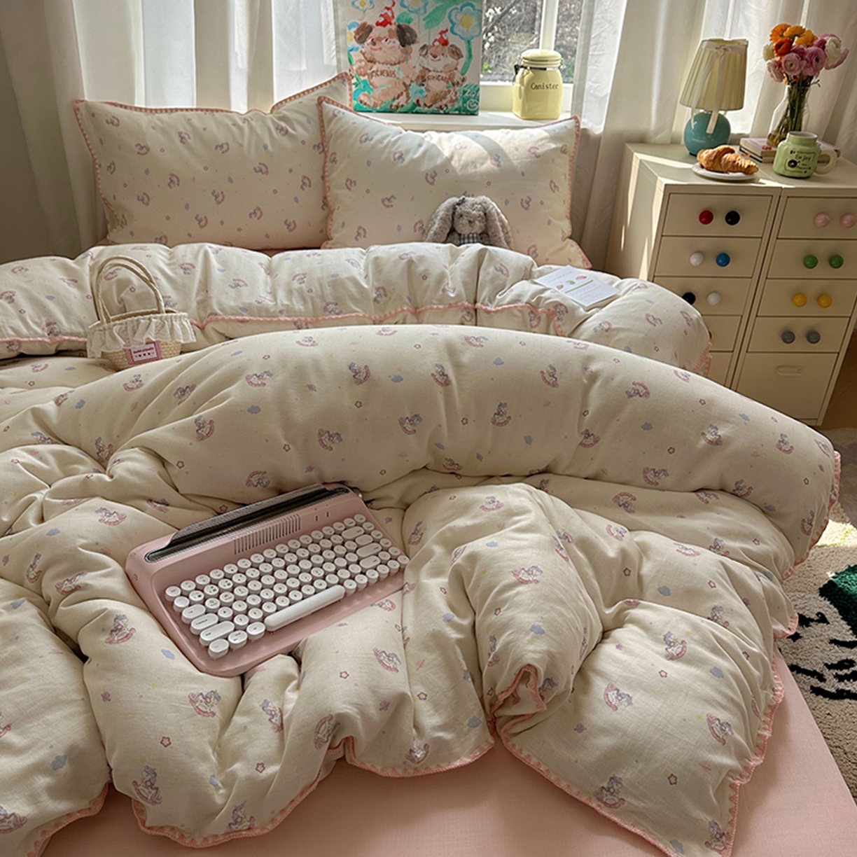 91家纺网 家纺一手货源 找家纺 桃子家居 2026新款A类纯棉有氧双层纱高品质贝壳边三角针工艺全棉四件套系列 棉双层纱-童话木马