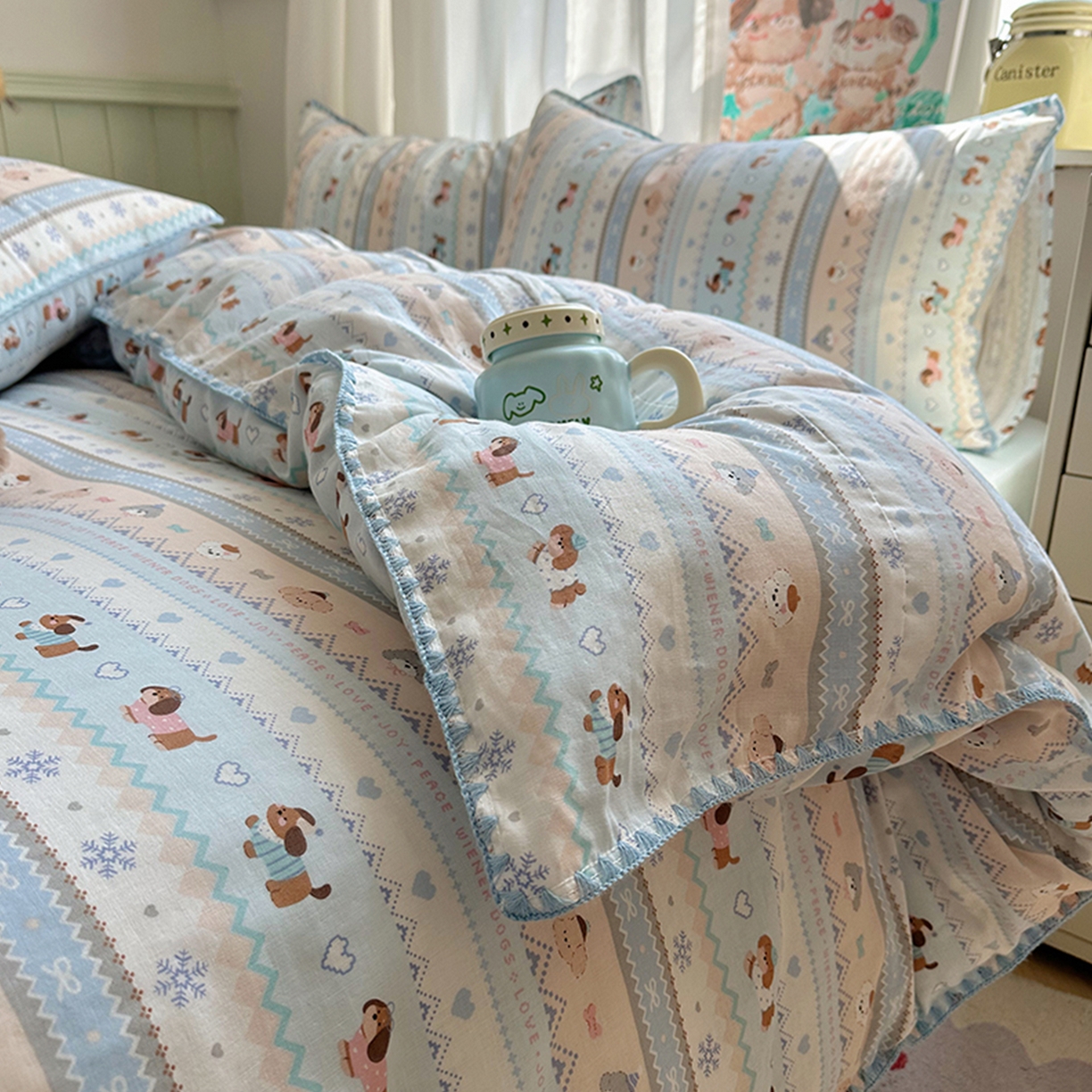 91家纺网 家纺一手货源 找家纺 桃子家居 2026新款A类纯棉有氧双层纱高品质贝壳边三角针工艺全棉四件套系列 棉双层纱-奶蓝小狗