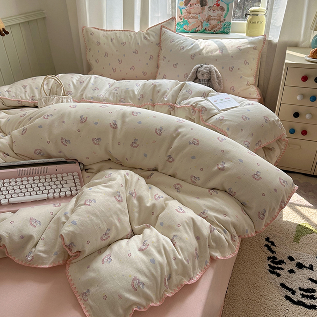 91家纺网 家纺一手货源 找家纺 桃子家居 2026新款A类纯棉有氧双层纱高品质贝壳边三角针工艺全棉四件套系列 棉双层纱-童话木马