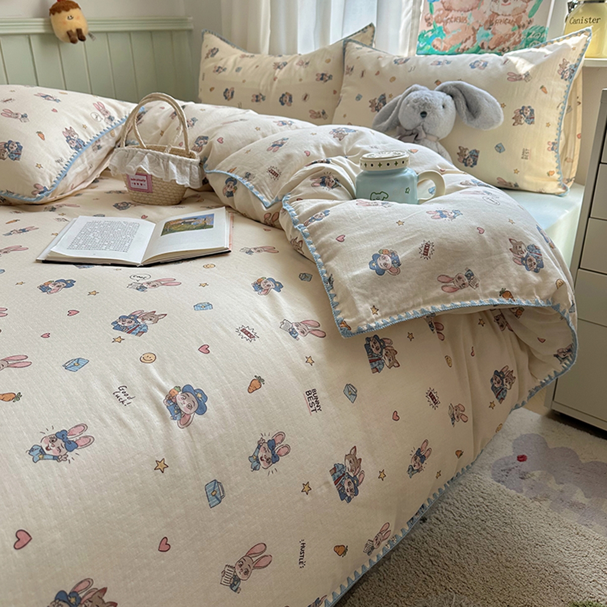 91家纺网 家纺一手货源 找家纺 桃子家居 2026新款A类纯棉有氧双层纱高品质贝壳边三角针工艺全棉四件套系列 棉双层纱-元气小兔