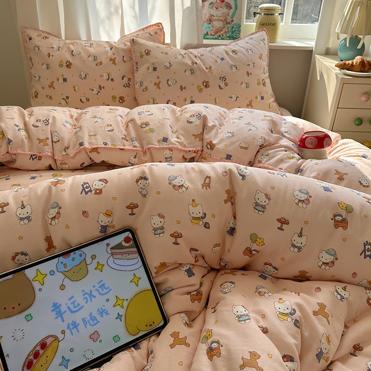 91家纺网 家纺一手货源 找家纺 桃子家居 2026新款A类纯棉有氧双层纱高品质贝壳边三角针工艺全棉四件套系列 棉双层纱-甜莓猫咪