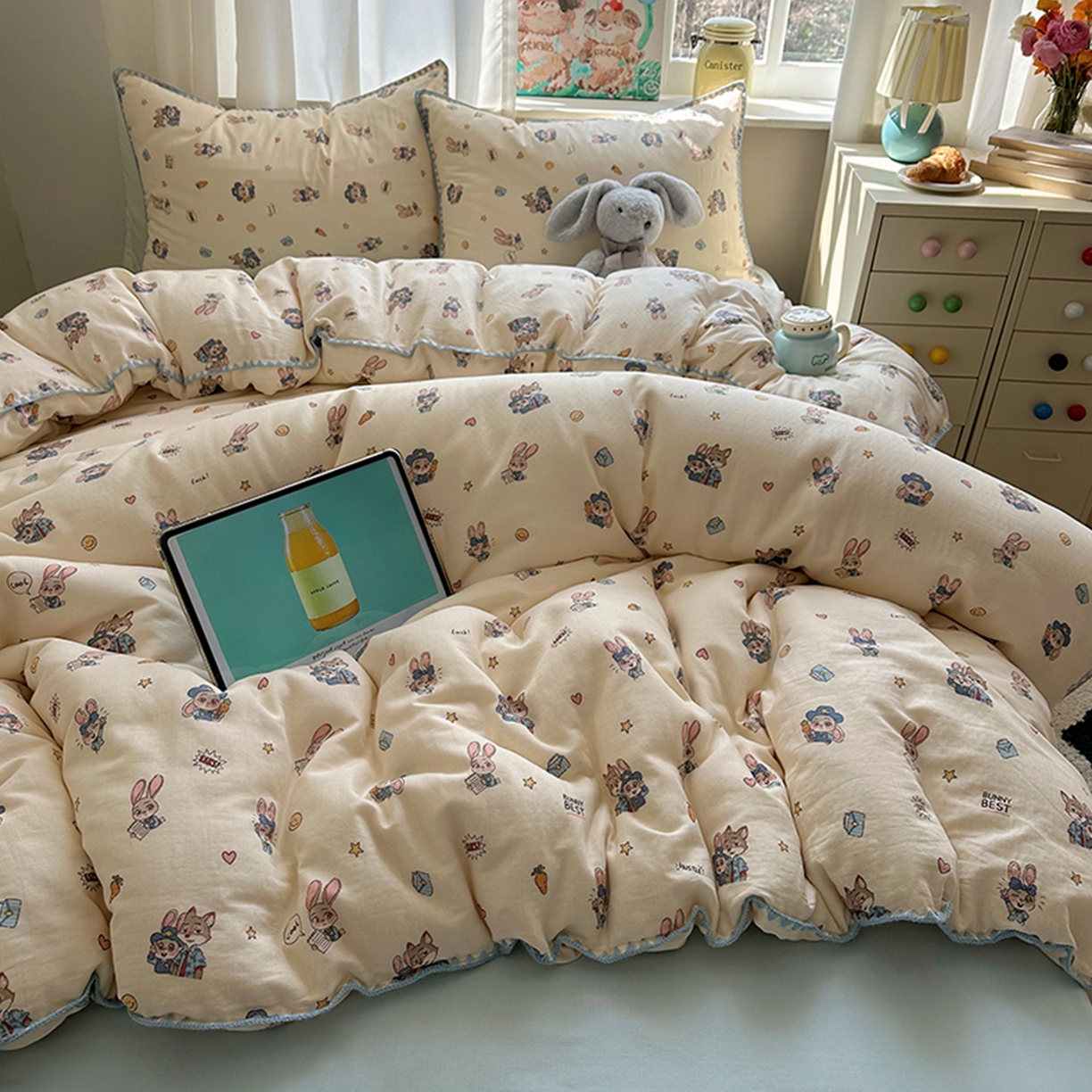 91家纺网 家纺一手货源 找家纺 桃子家居 2026新款A类纯棉有氧双层纱高品质贝壳边三角针工艺全棉四件套系列 棉双层纱-元气小兔