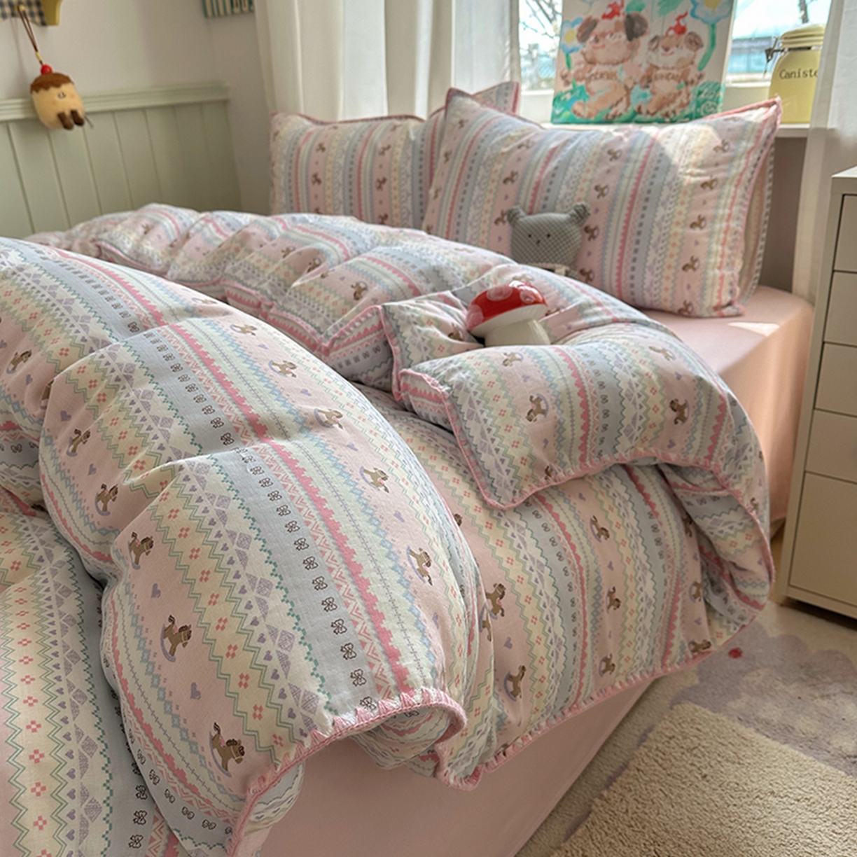 91家纺网 家纺一手货源 找家纺 桃子家居 2026新款A类纯棉有氧双层纱高品质贝壳边三角针工艺全棉四件套系列 棉双层纱-甜心木马