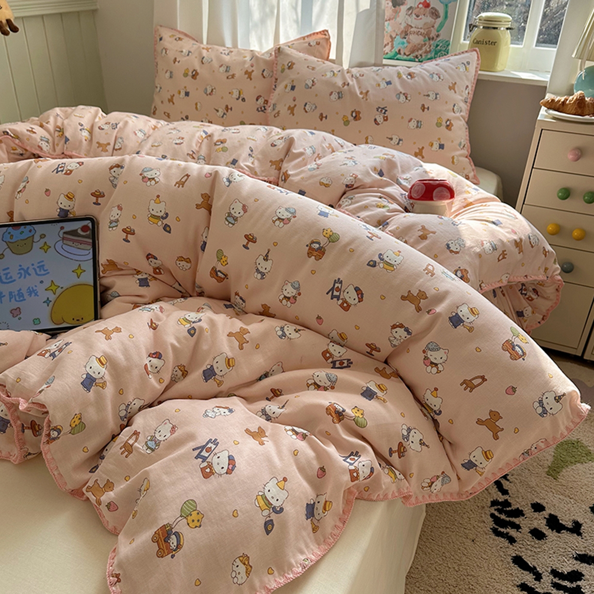 91家纺网 家纺一手货源 找家纺 桃子家居 2026新款A类纯棉有氧双层纱高品质贝壳边三角针工艺全棉四件套系列 棉双层纱-甜莓猫咪