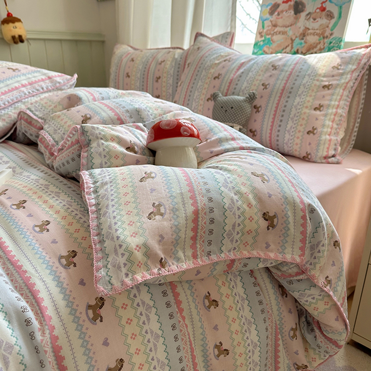 91家纺网 家纺一手货源 找家纺 桃子家居 2026新款A类纯棉有氧双层纱高品质贝壳边三角针工艺全棉四件套系列 棉双层纱-甜心木马