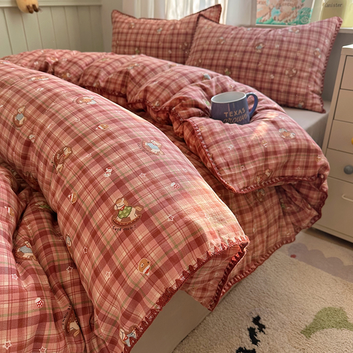 91家纺网 家纺一手货源 找家纺 桃子家居 2026新款A类纯棉有氧双层纱高品质贝壳边三角针工艺全棉四件套系列 棉双层纱-暖格木马