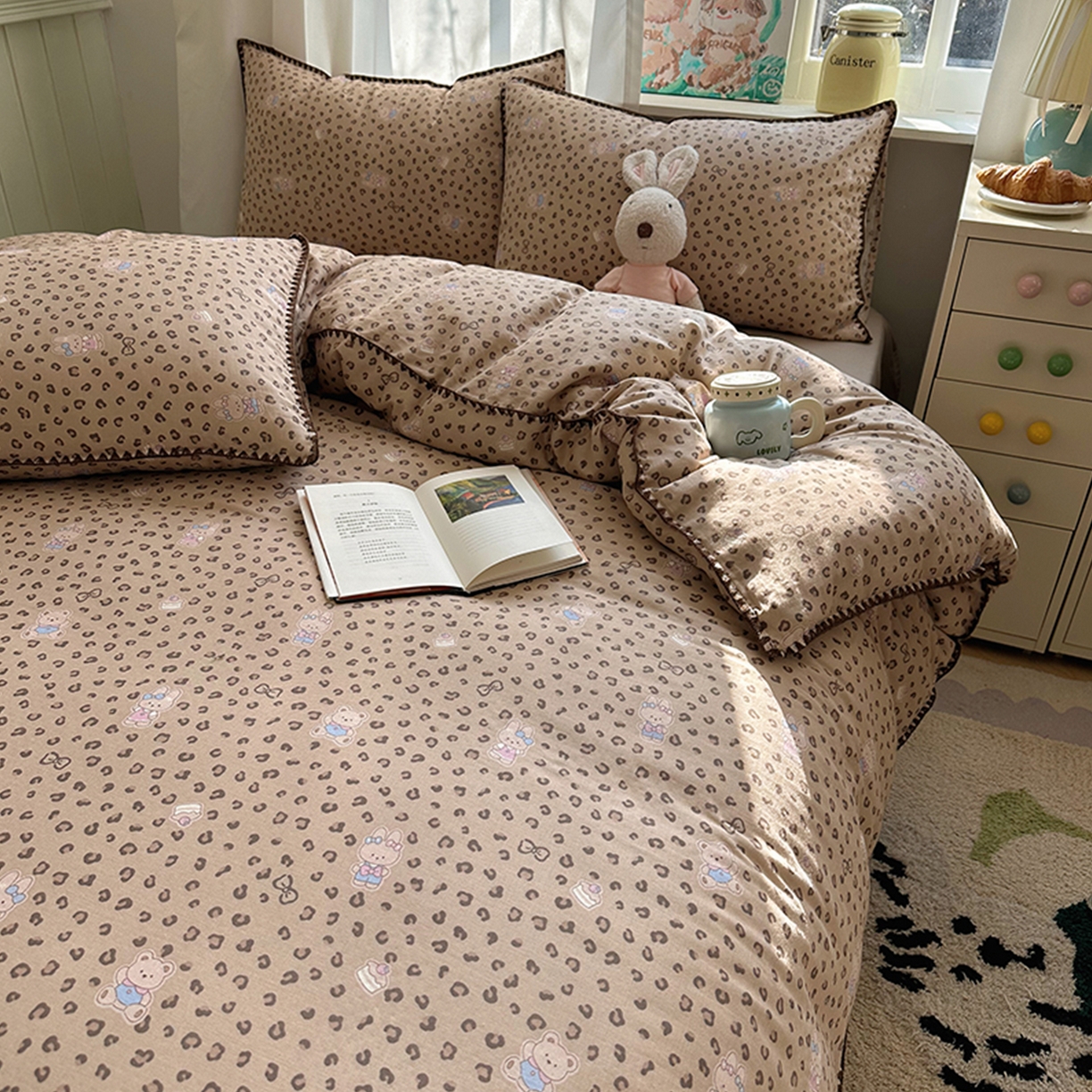 91家纺网 家纺一手货源 找家纺 桃子家居 2026新款A类纯棉有氧双层纱高品质贝壳边三角针工艺全棉四件套系列 棉双层纱-豹纹软糖兔