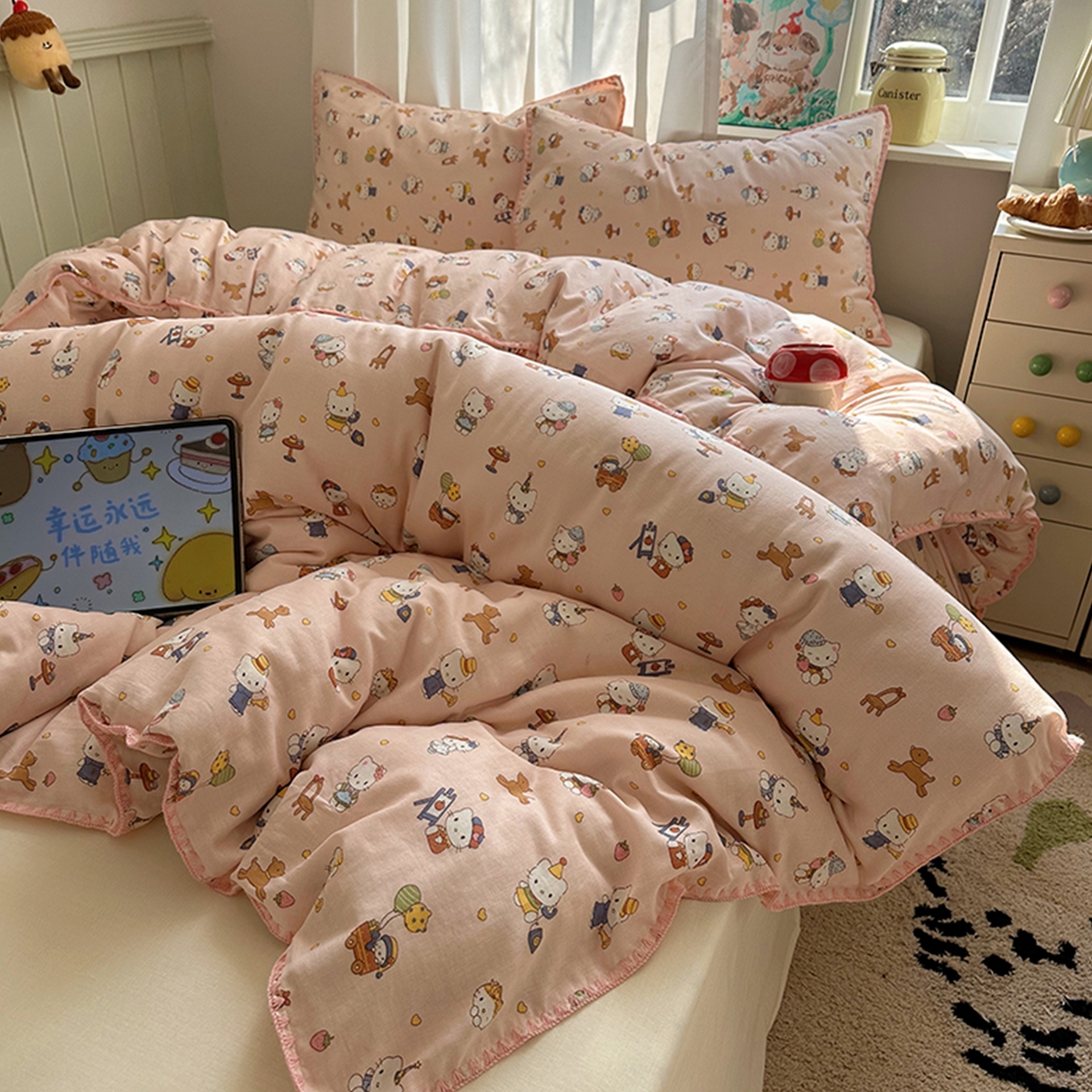 91家纺网 家纺一手货源 找家纺 桃子家居 2026新款A类纯棉有氧双层纱高品质贝壳边三角针工艺全棉四件套系列 棉双层纱-甜莓猫咪