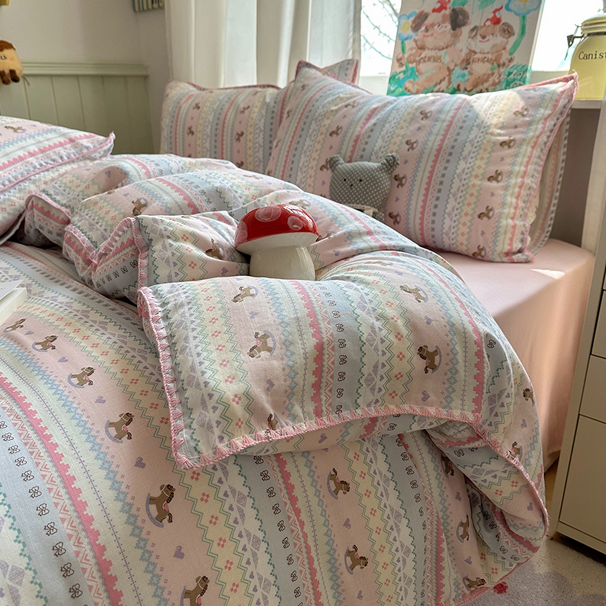 91家纺网 家纺一手货源 找家纺 桃子家居 2026新款A类纯棉有氧双层纱高品质贝壳边三角针工艺全棉四件套系列 棉双层纱-甜心木马