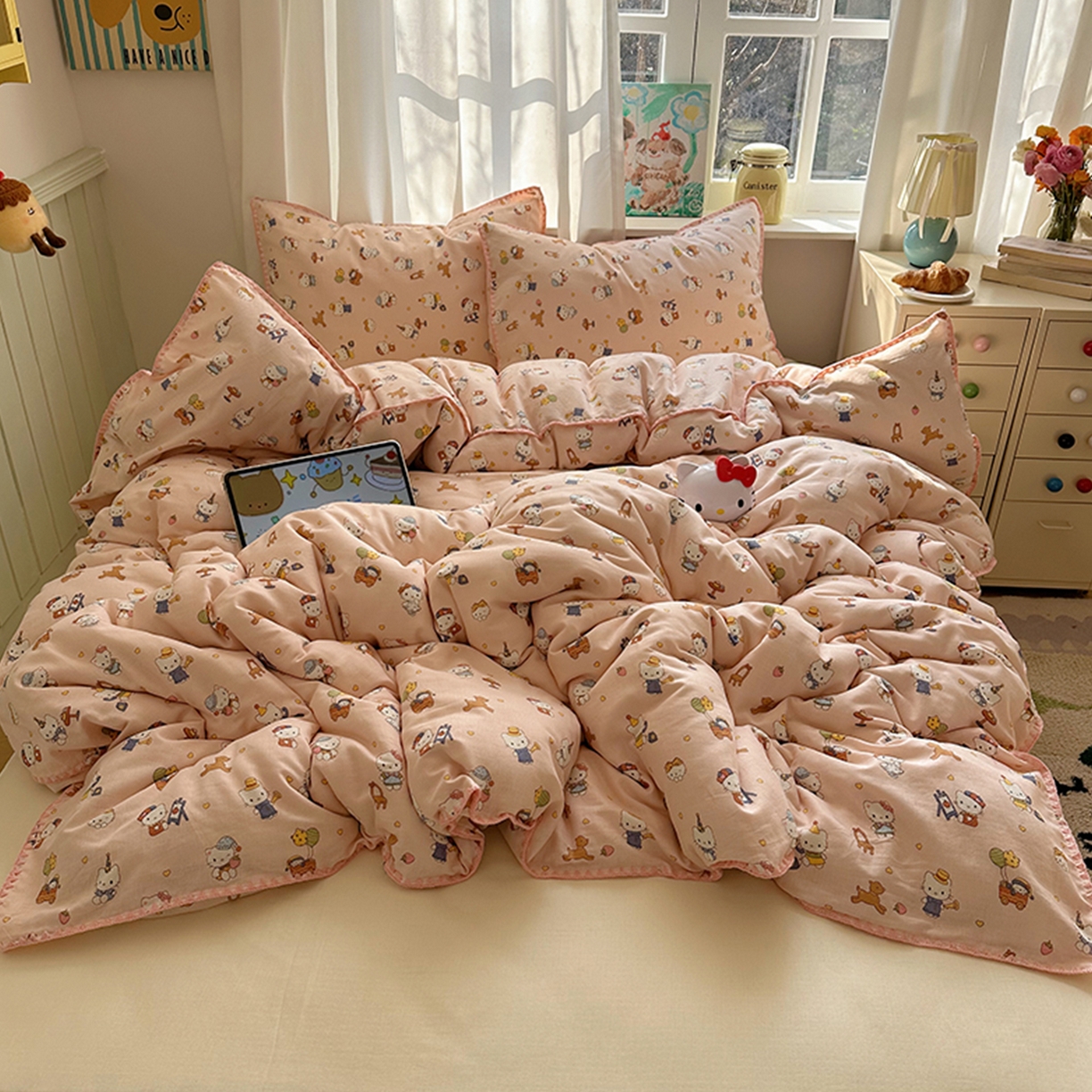 91家纺网 家纺一手货源 找家纺 桃子家居 2026新款A类纯棉有氧双层纱高品质贝壳边三角针工艺全棉四件套系列 棉双层纱-甜莓猫咪