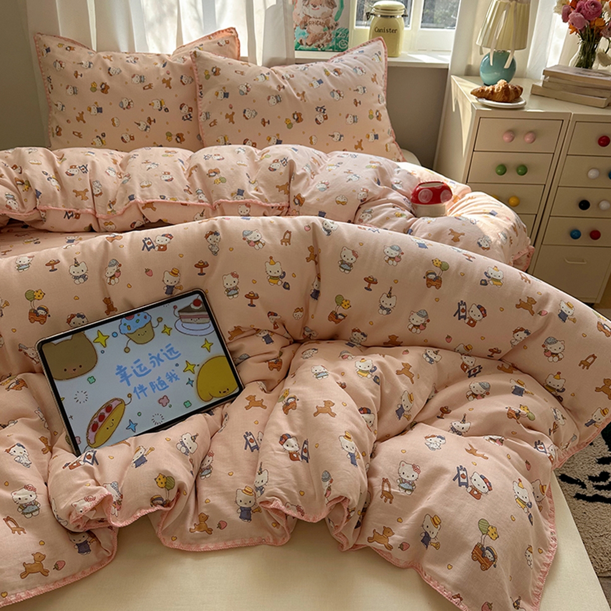 91家纺网 家纺一手货源 找家纺 桃子家居 2026新款A类纯棉有氧双层纱高品质贝壳边三角针工艺全棉四件套系列 棉双层纱-甜莓猫咪