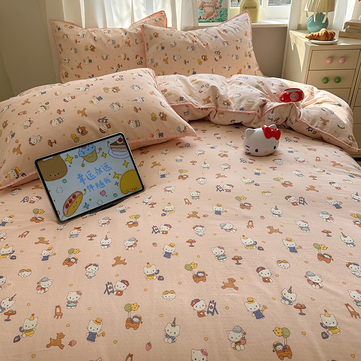 91家纺网 家纺一手货源 找家纺 桃子家居 2026新款A类纯棉有氧双层纱高品质贝壳边三角针工艺全棉四件套系列 棉双层纱-甜莓猫咪