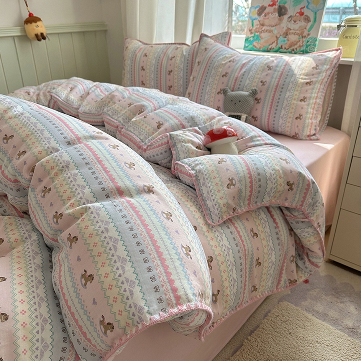 91家纺网 家纺一手货源 找家纺 桃子家居 2026新款A类纯棉有氧双层纱高品质贝壳边三角针工艺全棉四件套系列 棉双层纱-甜心木马