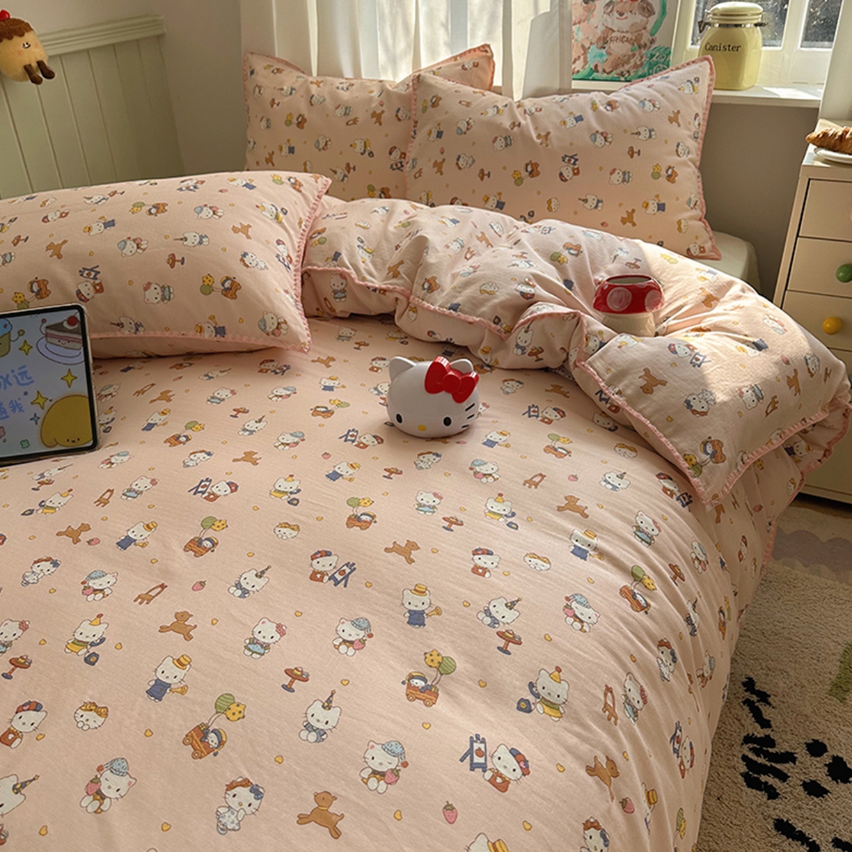 91家纺网 家纺一手货源 找家纺 桃子家居 2026新款A类纯棉有氧双层纱高品质贝壳边三角针工艺全棉四件套系列 棉双层纱-甜莓猫咪