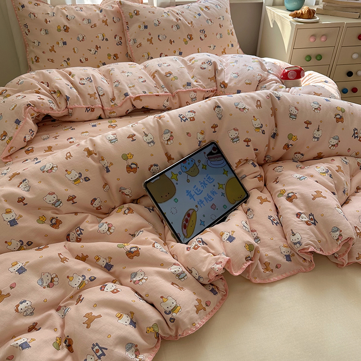 91家纺网 家纺一手货源 找家纺 桃子家居 2026新款A类纯棉有氧双层纱高品质贝壳边三角针工艺全棉四件套系列 棉双层纱-甜莓猫咪