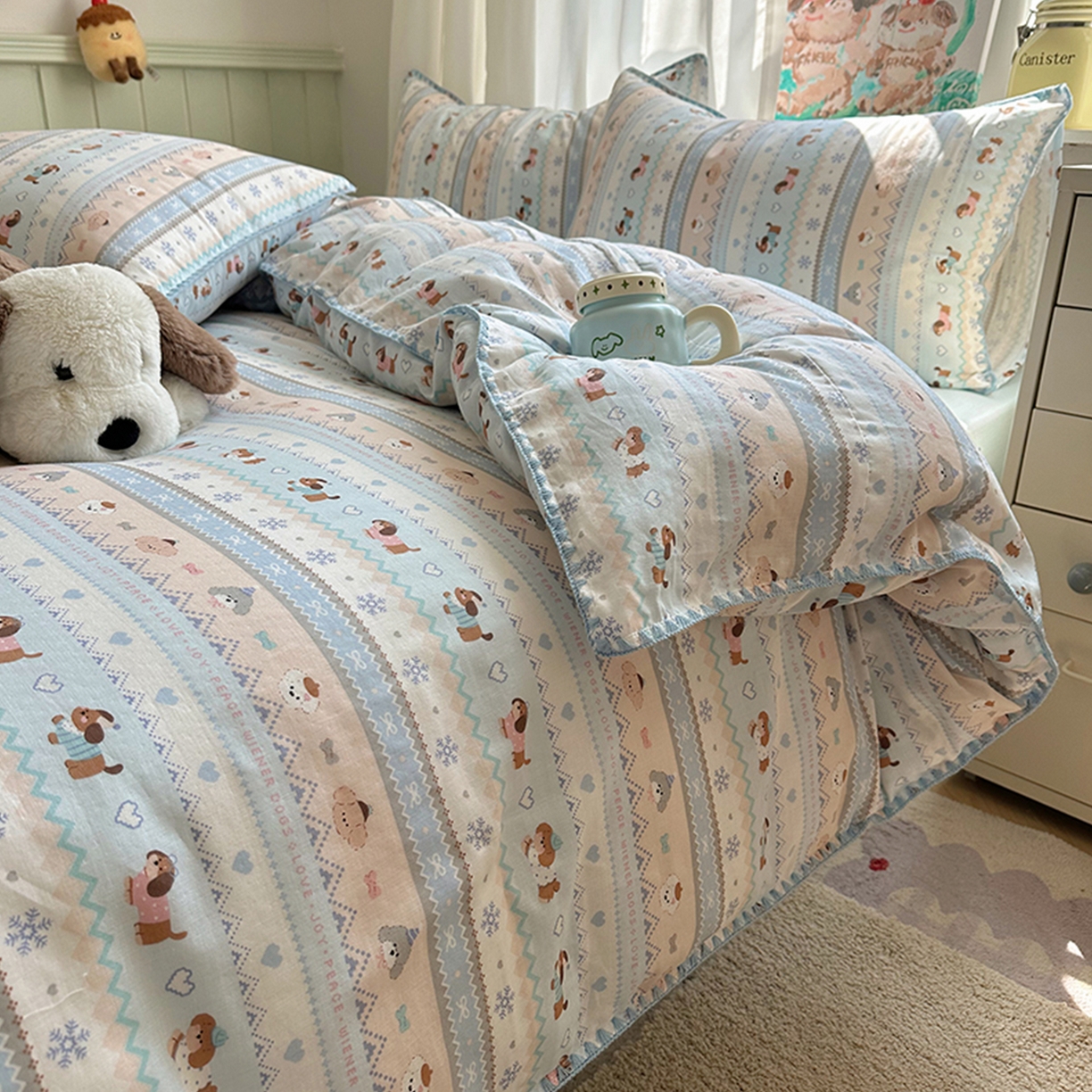 91家纺网 家纺一手货源 找家纺 桃子家居 2026新款A类纯棉有氧双层纱高品质贝壳边三角针工艺全棉四件套系列 棉双层纱-奶蓝小狗