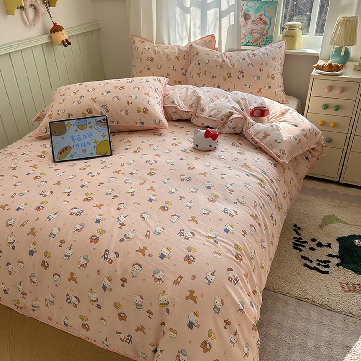 91家纺网 家纺一手货源 找家纺 桃子家居 2026新款A类纯棉有氧双层纱高品质贝壳边三角针工艺全棉四件套系列 棉双层纱-甜莓猫咪