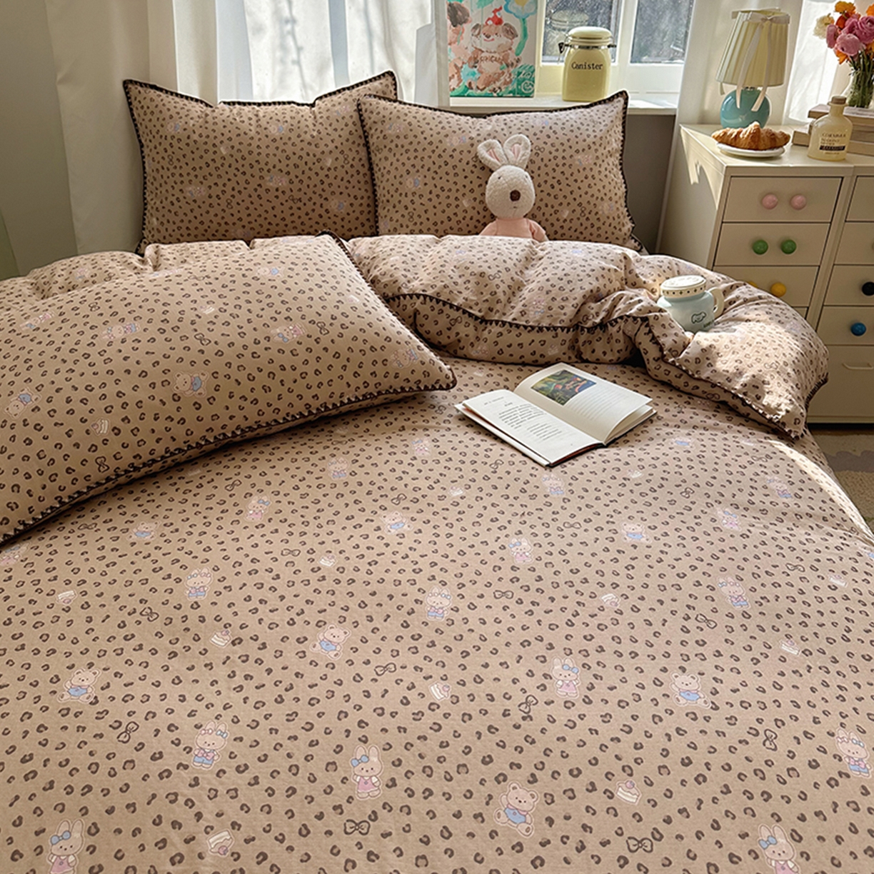 91家纺网 家纺一手货源 找家纺 桃子家居 2026新款A类纯棉有氧双层纱高品质贝壳边三角针工艺全棉四件套系列 棉双层纱-豹纹软糖兔