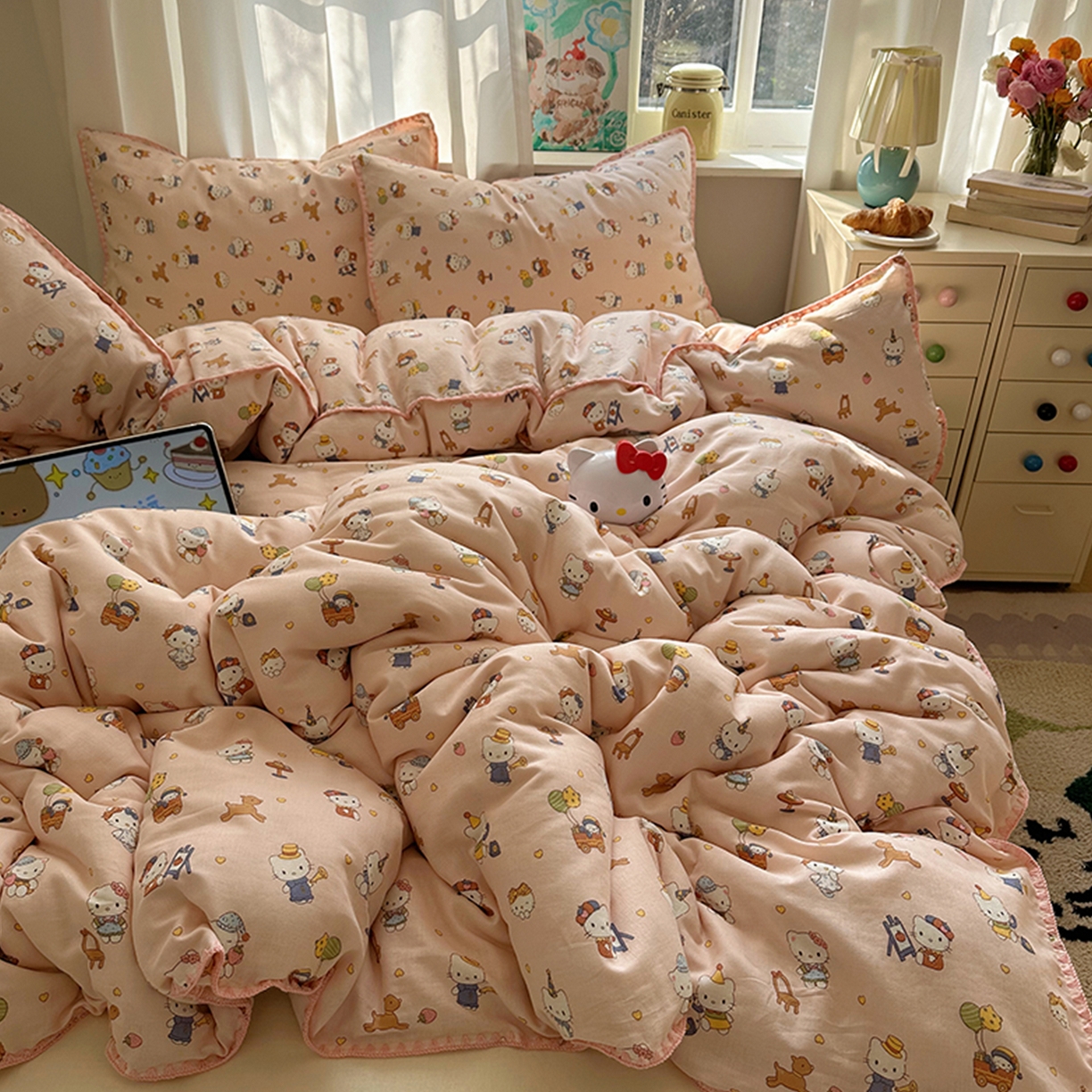 91家纺网 家纺一手货源 找家纺 桃子家居 2026新款A类纯棉有氧双层纱高品质贝壳边三角针工艺全棉四件套系列 棉双层纱-甜莓猫咪