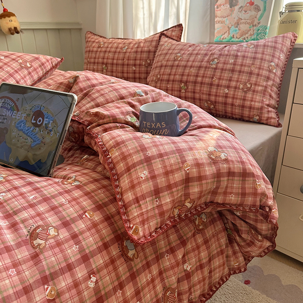 91家纺网 家纺一手货源 找家纺 桃子家居 2026新款A类纯棉有氧双层纱高品质贝壳边三角针工艺全棉四件套系列 棉双层纱-暖格木马