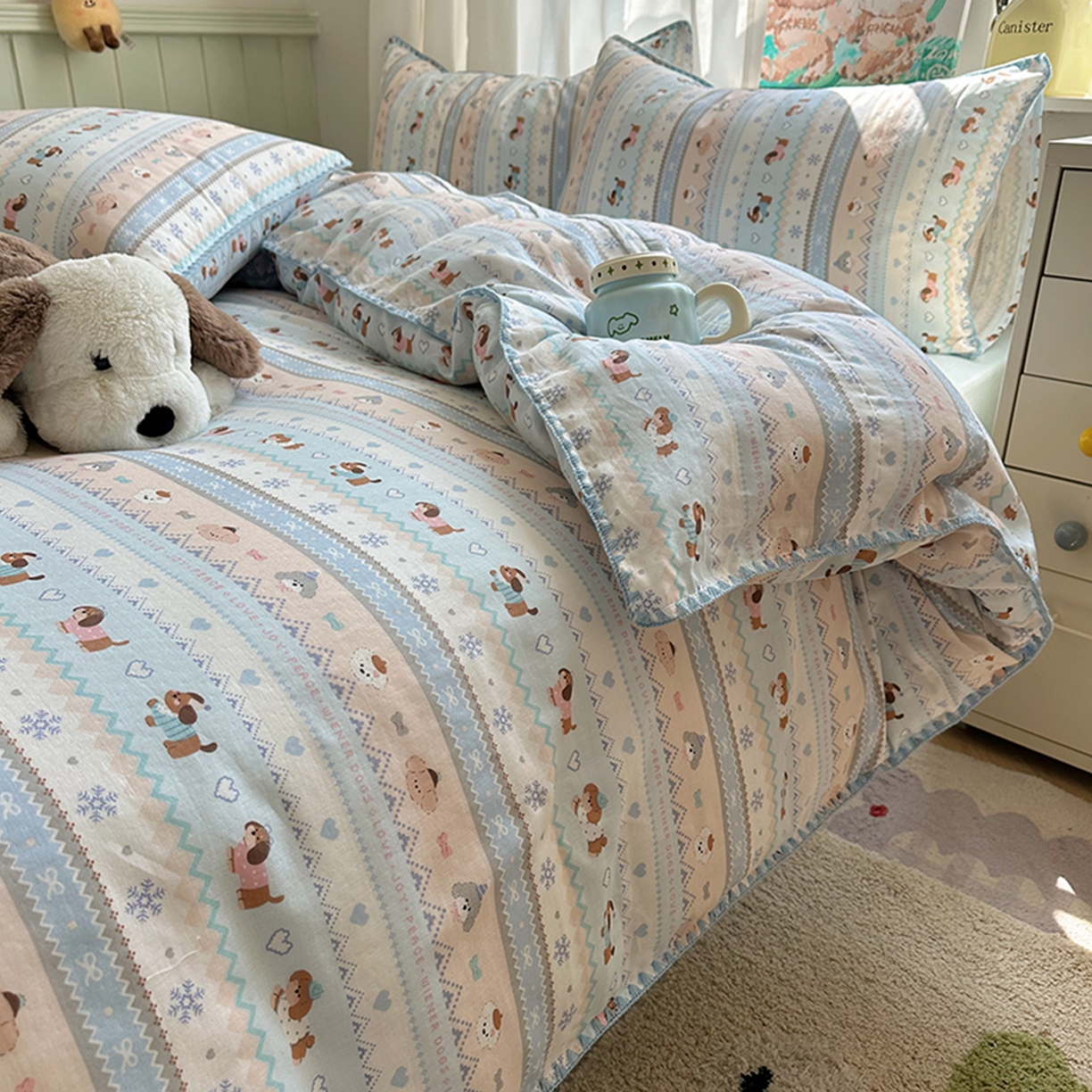 91家纺网 家纺一手货源 找家纺 桃子家居 2026新款A类纯棉有氧双层纱高品质贝壳边三角针工艺全棉四件套系列 棉双层纱-奶蓝小狗