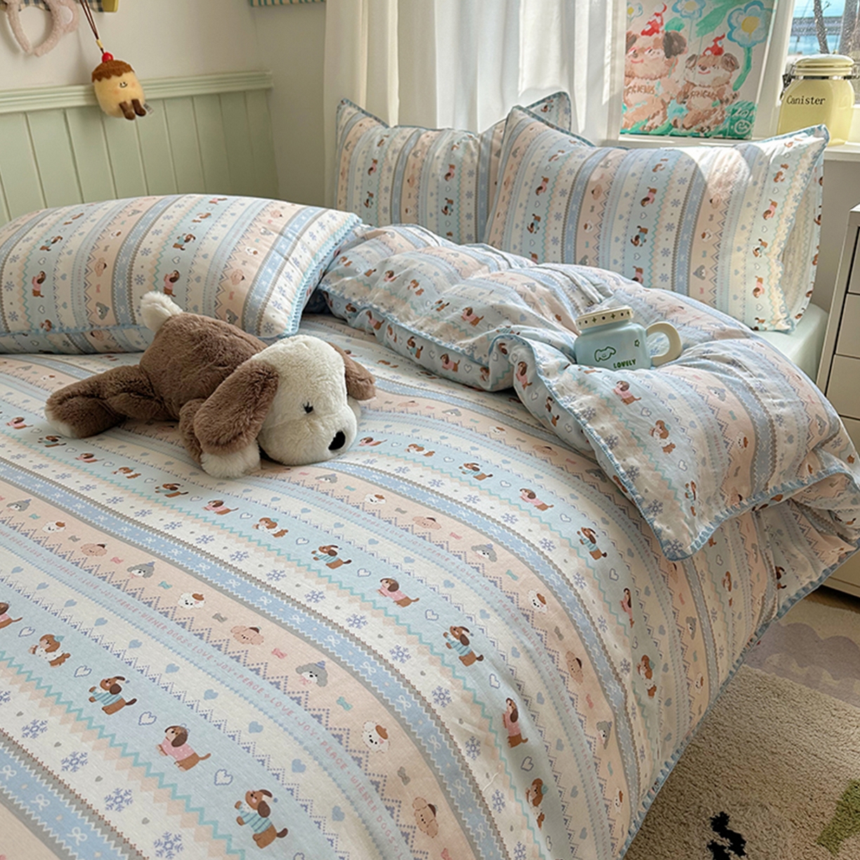 91家纺网 家纺一手货源 找家纺 桃子家居 2026新款A类纯棉有氧双层纱高品质贝壳边三角针工艺全棉四件套系列 棉双层纱-奶蓝小狗