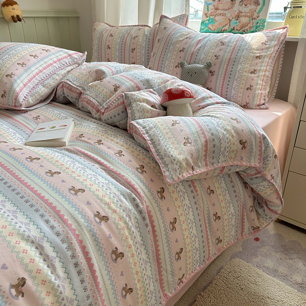 91家纺网 家纺一手货源 找家纺 桃子家居 2026新款A类纯棉有氧双层纱高品质贝壳边三角针工艺全棉四件套系列 棉双层纱-甜心木马