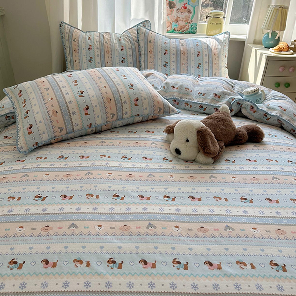 91家纺网 家纺一手货源 找家纺 桃子家居 2026新款A类纯棉有氧双层纱高品质贝壳边三角针工艺全棉四件套系列 棉双层纱-奶蓝小狗