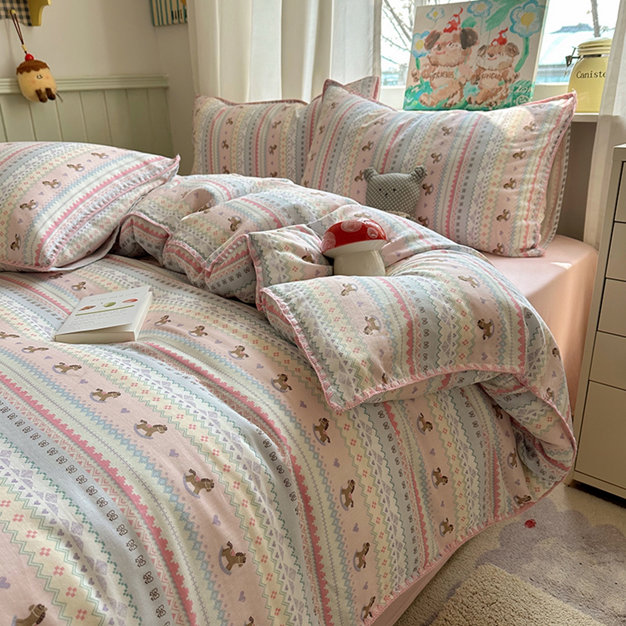 91家纺网 家纺一手货源 找家纺 桃子家居 2026新款A类纯棉有氧双层纱高品质贝壳边三角针工艺全棉四件套系列 棉双层纱-甜心木马