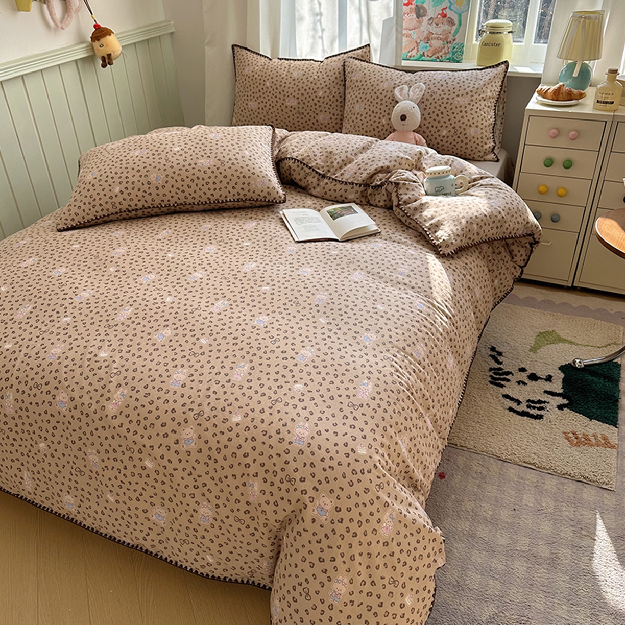 91家纺网 家纺一手货源 找家纺 桃子家居 2026新款A类纯棉有氧双层纱高品质贝壳边三角针工艺全棉四件套系列 棉双层纱-豹纹软糖兔