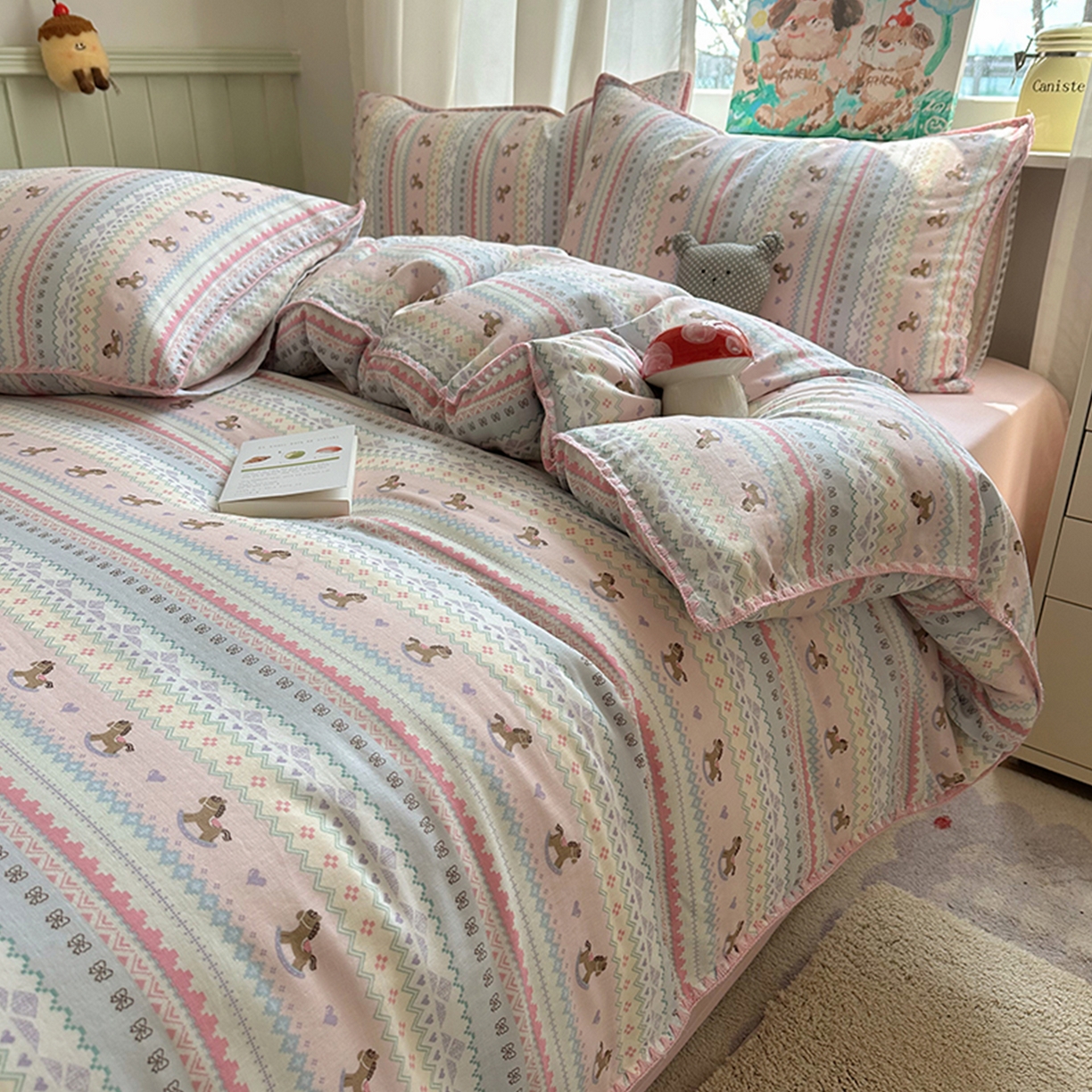 91家纺网 家纺一手货源 找家纺 桃子家居 2026新款A类纯棉有氧双层纱高品质贝壳边三角针工艺全棉四件套系列 棉双层纱-甜心木马