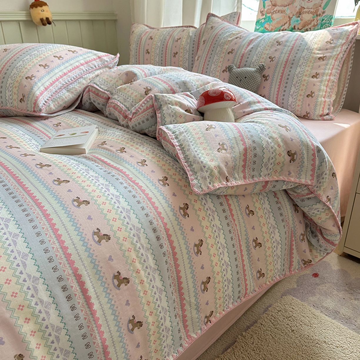 91家纺网 家纺一手货源 找家纺 桃子家居 2026新款A类纯棉有氧双层纱高品质贝壳边三角针工艺全棉四件套系列 棉双层纱-甜心木马