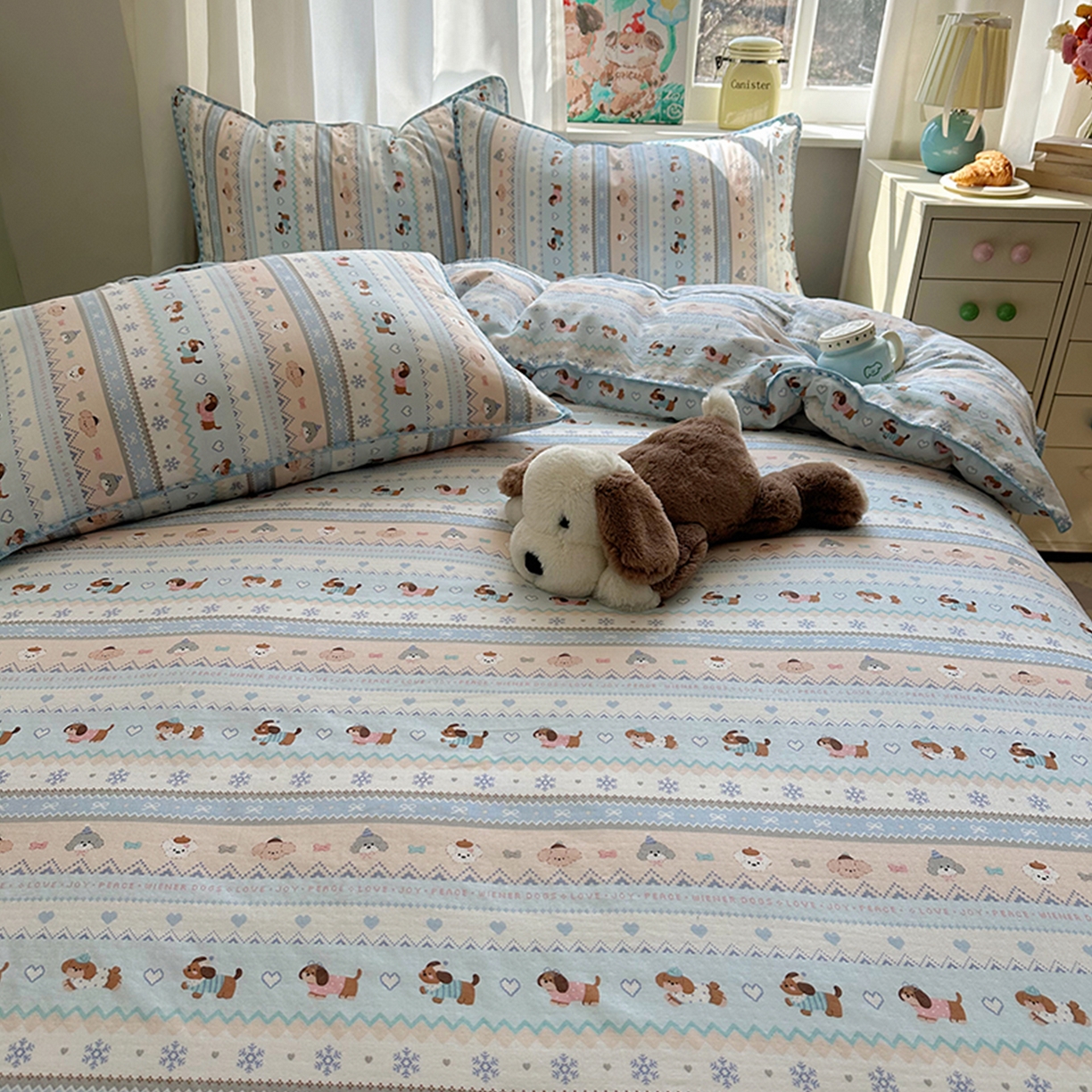 91家纺网 家纺一手货源 找家纺 桃子家居 2026新款A类纯棉有氧双层纱高品质贝壳边三角针工艺全棉四件套系列 棉双层纱-奶蓝小狗