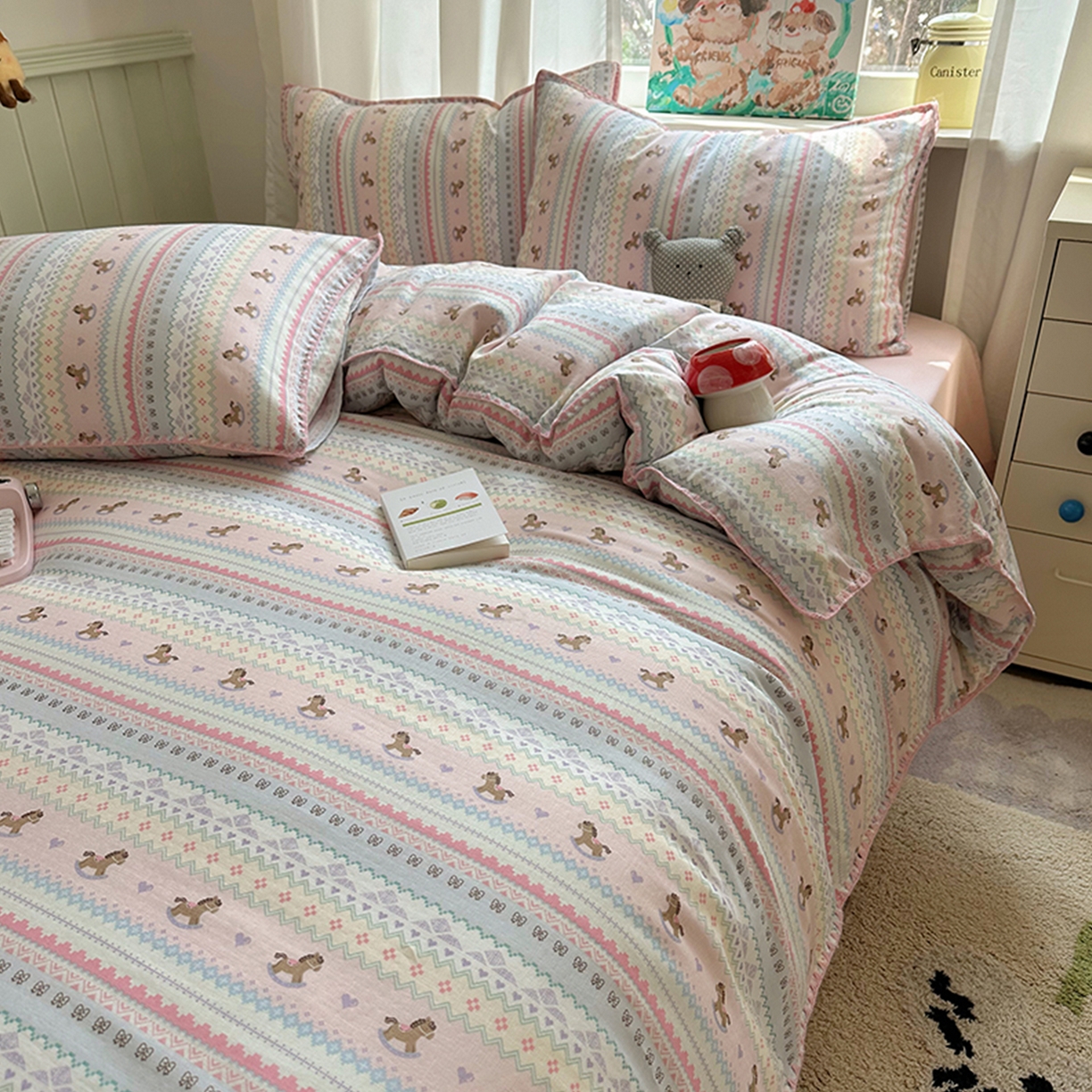 91家纺网 家纺一手货源 找家纺 桃子家居 2026新款A类纯棉有氧双层纱高品质贝壳边三角针工艺全棉四件套系列 棉双层纱-甜心木马