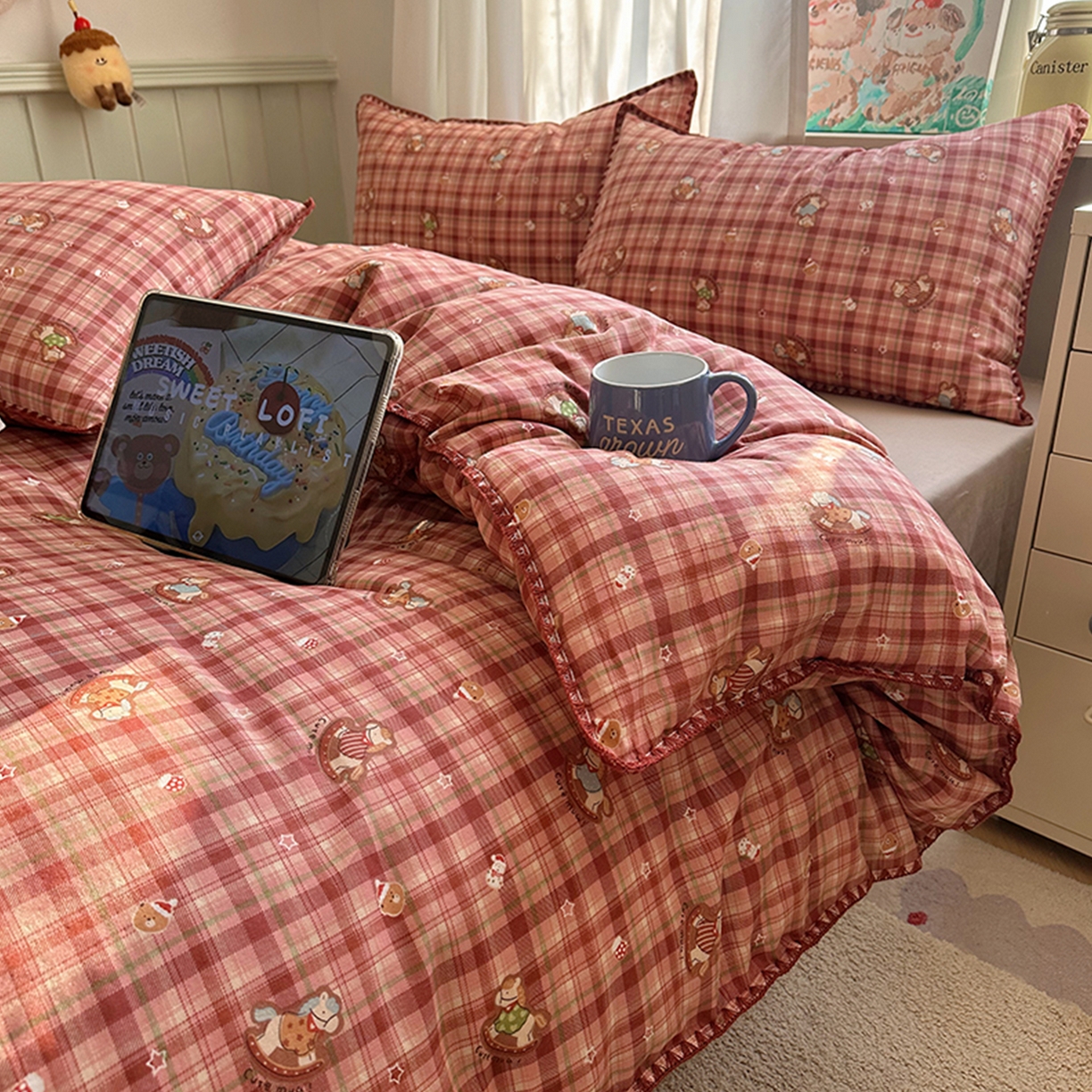 91家纺网 家纺一手货源 找家纺 桃子家居 2026新款A类纯棉有氧双层纱高品质贝壳边三角针工艺全棉四件套系列 棉双层纱-暖格木马