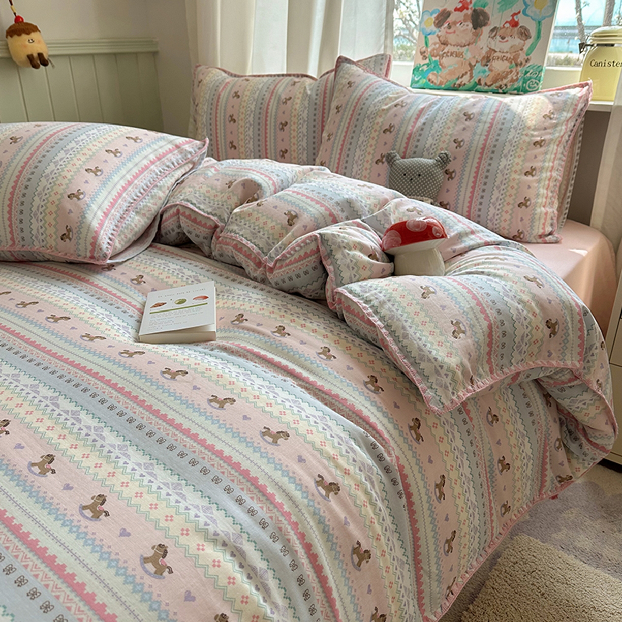 91家纺网 家纺一手货源 找家纺 桃子家居 2026新款A类纯棉有氧双层纱高品质贝壳边三角针工艺全棉四件套系列 棉双层纱-甜心木马