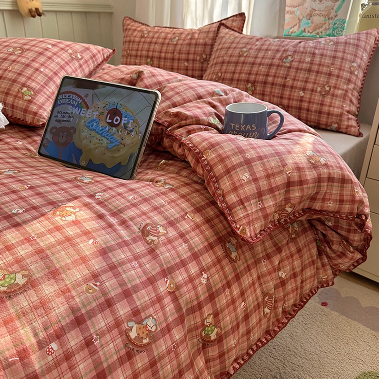 91家纺网 家纺一手货源 找家纺 桃子家居 2026新款A类纯棉有氧双层纱高品质贝壳边三角针工艺全棉四件套系列 棉双层纱-暖格木马