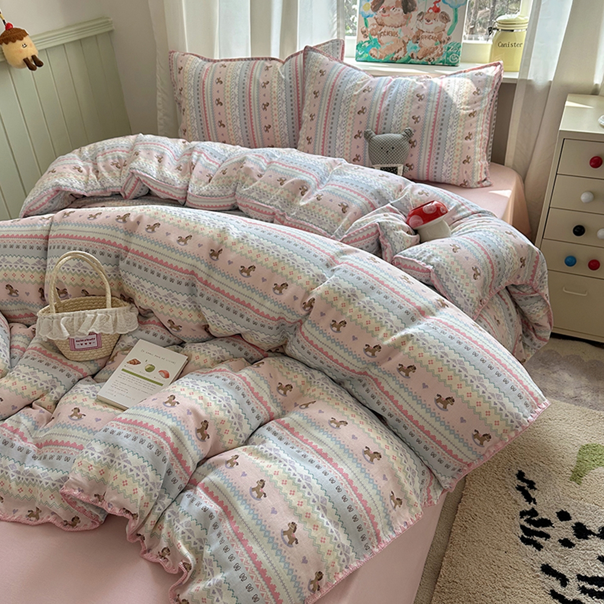 91家纺网 家纺一手货源 找家纺 桃子家居 2026新款A类纯棉有氧双层纱高品质贝壳边三角针工艺全棉四件套系列 棉双层纱-甜心木马