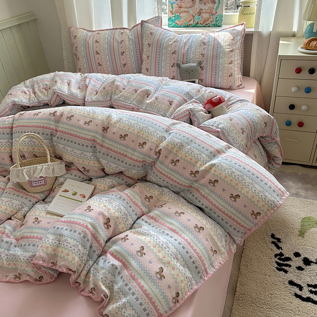 91家纺网 家纺一手货源 找家纺 桃子家居 2026新款A类纯棉有氧双层纱高品质贝壳边三角针工艺全棉四件套系列 棉双层纱-甜心木马