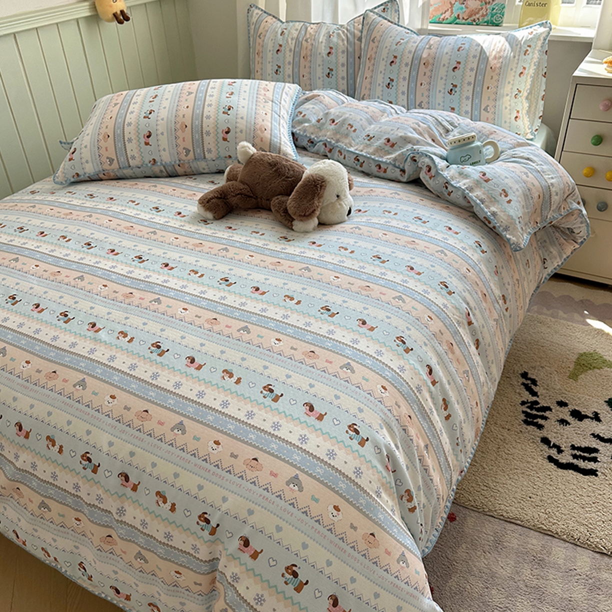 91家纺网 家纺一手货源 找家纺 桃子家居 2026新款A类纯棉有氧双层纱高品质贝壳边三角针工艺全棉四件套系列 棉双层纱-奶蓝小狗