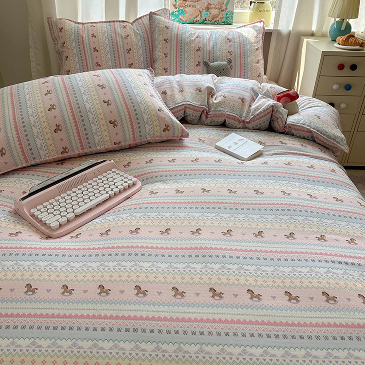 91家纺网 家纺一手货源 找家纺 桃子家居 2026新款A类纯棉有氧双层纱高品质贝壳边三角针工艺全棉四件套系列 棉双层纱-甜心木马