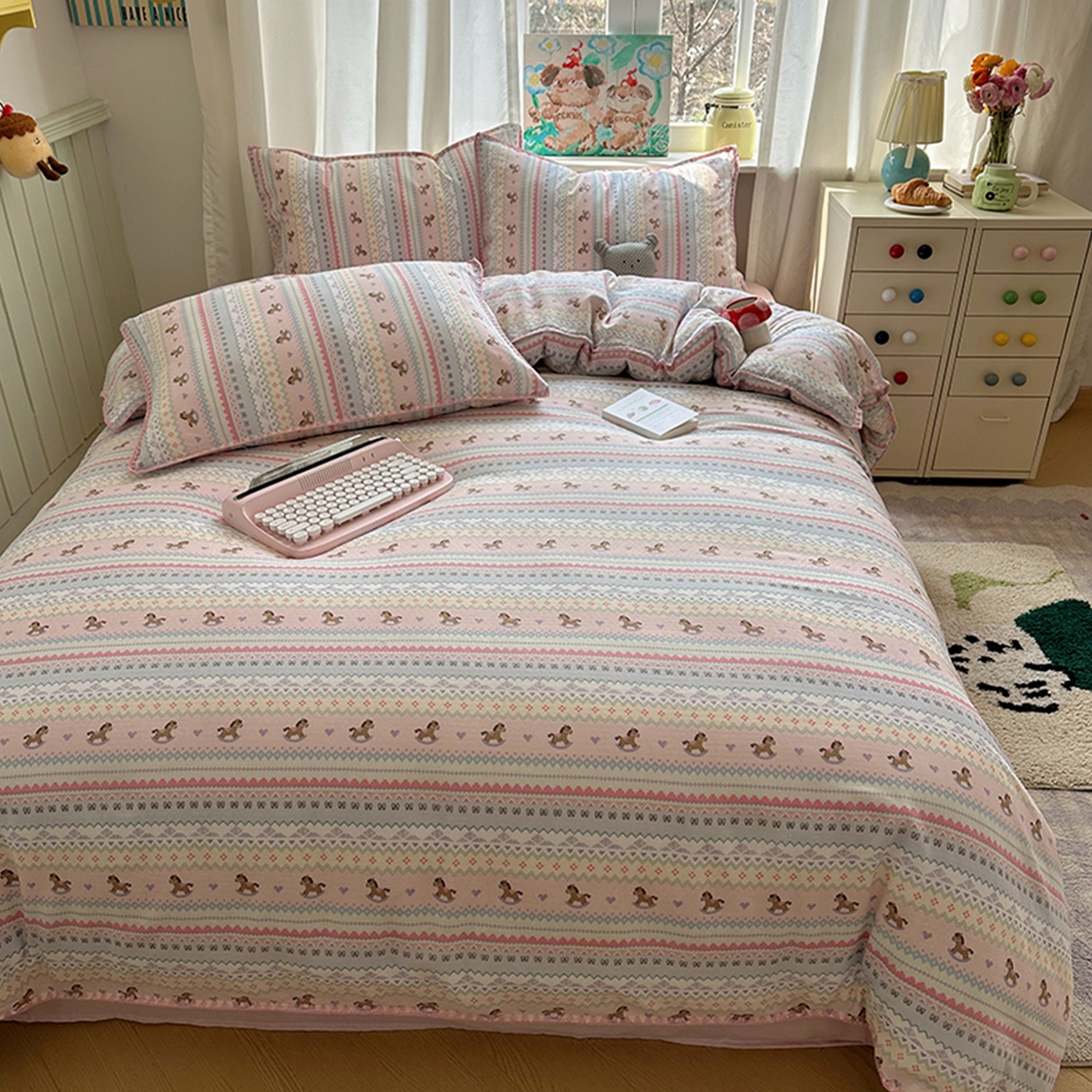 91家纺网 家纺一手货源 找家纺 桃子家居 2026新款A类纯棉有氧双层纱高品质贝壳边三角针工艺全棉四件套系列 棉双层纱-甜心木马