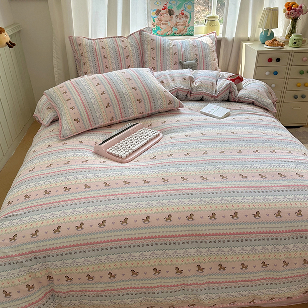 91家纺网 家纺一手货源 找家纺 桃子家居 2026新款A类纯棉有氧双层纱高品质贝壳边三角针工艺全棉四件套系列 棉双层纱-甜心木马