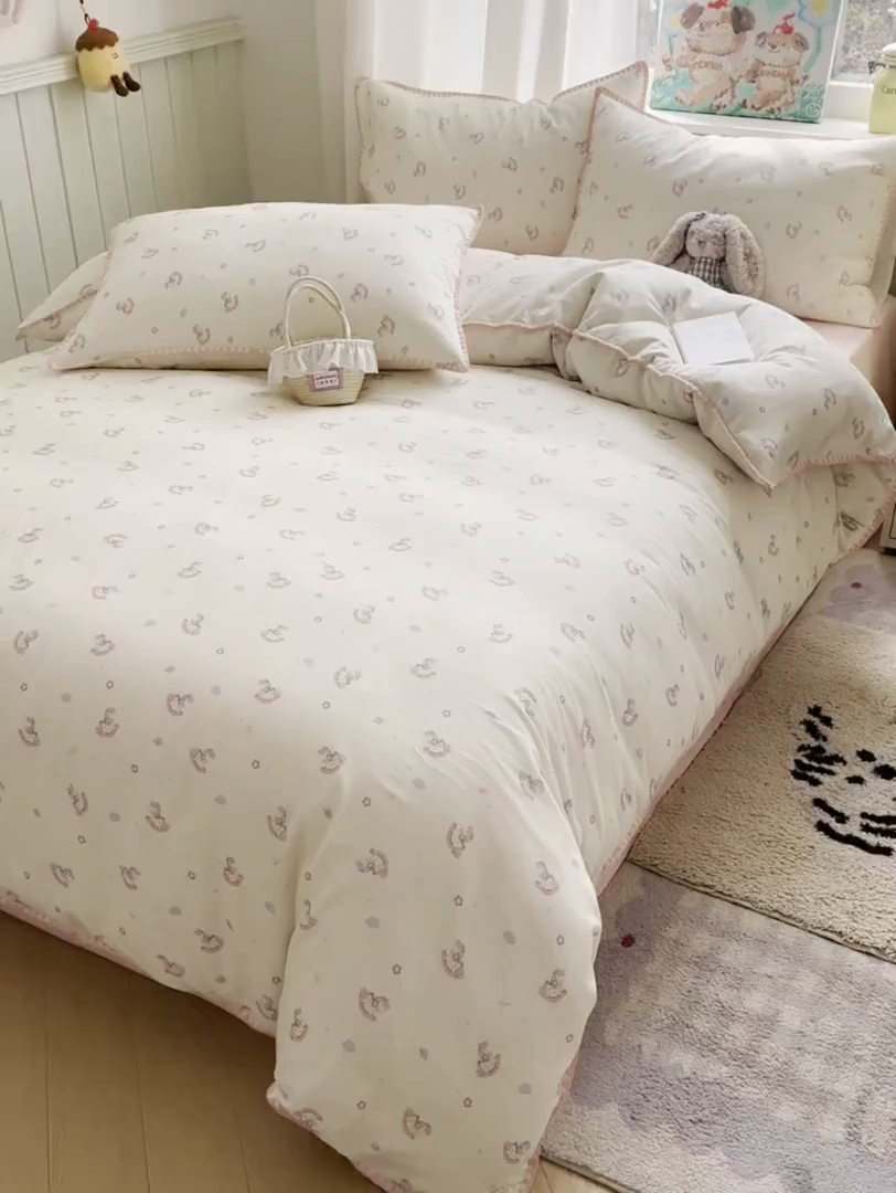 91家纺网 家纺一手货源 找家纺 桃子家居 2026新款A类纯棉有氧双层纱高品质贝壳边三角针工艺全棉四件套系列 棉双层纱-童话木马