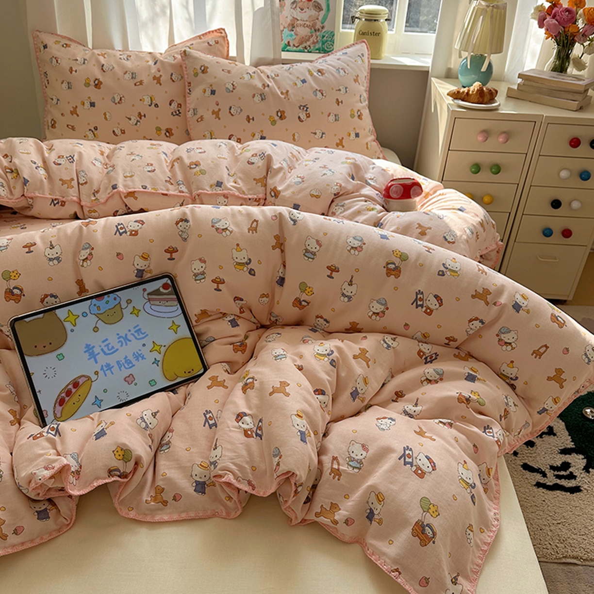 91家纺网 家纺一手货源 找家纺 桃子家居 2026新款A类纯棉有氧双层纱高品质贝壳边三角针工艺全棉四件套系列 棉双层纱-甜莓猫咪