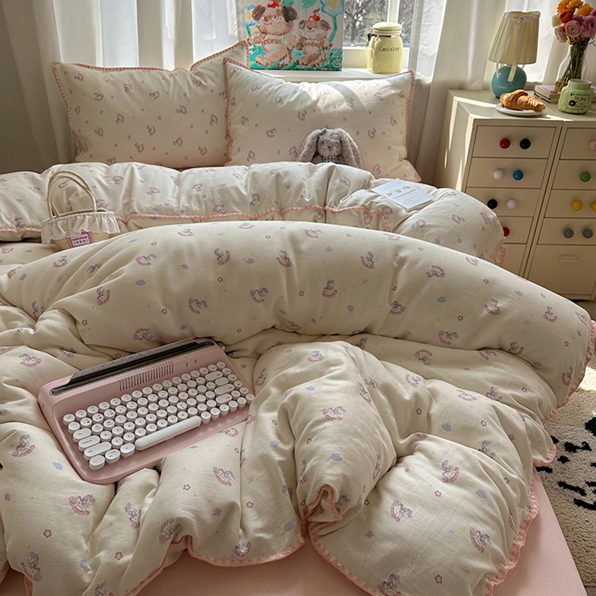 91家纺网 家纺一手货源 找家纺 桃子家居 2026新款A类纯棉有氧双层纱高品质贝壳边三角针工艺全棉四件套系列 棉双层纱-童话木马