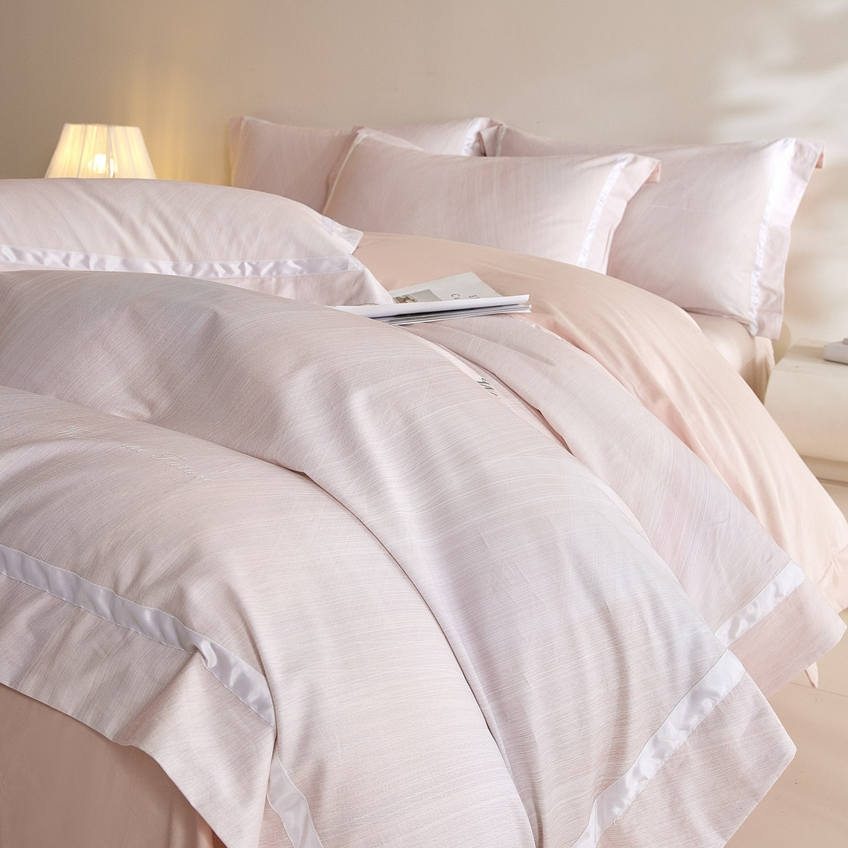 91家纺网 家纺一手货源 找家纺 新方向 【控价 提供买家秀】2026新款数码印花50s双股全棉贡缎长绒棉四件套-迷境（控价 标准328元 加大348元） 迷境-蔷薇粉