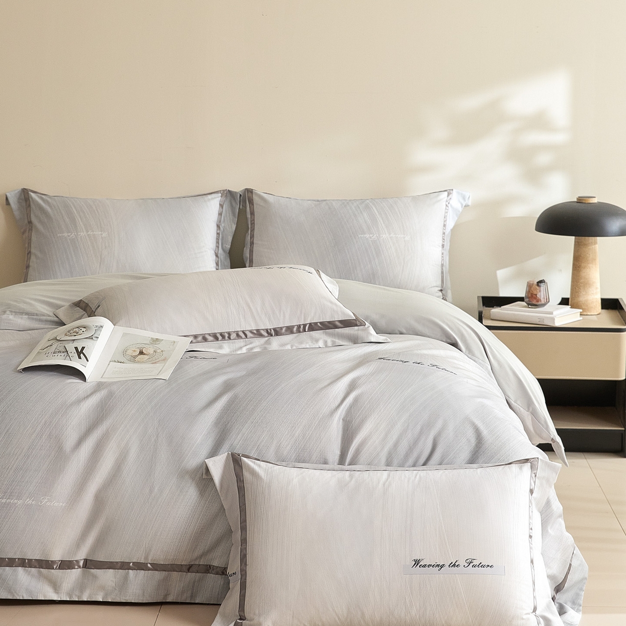 91家纺网 家纺一手货源 找家纺 新方向 【控价 提供买家秀】2026新款数码印花50s双股全棉贡缎长绒棉四件套-迷境（控价 标准328元 加大348元） 迷境-爵士灰