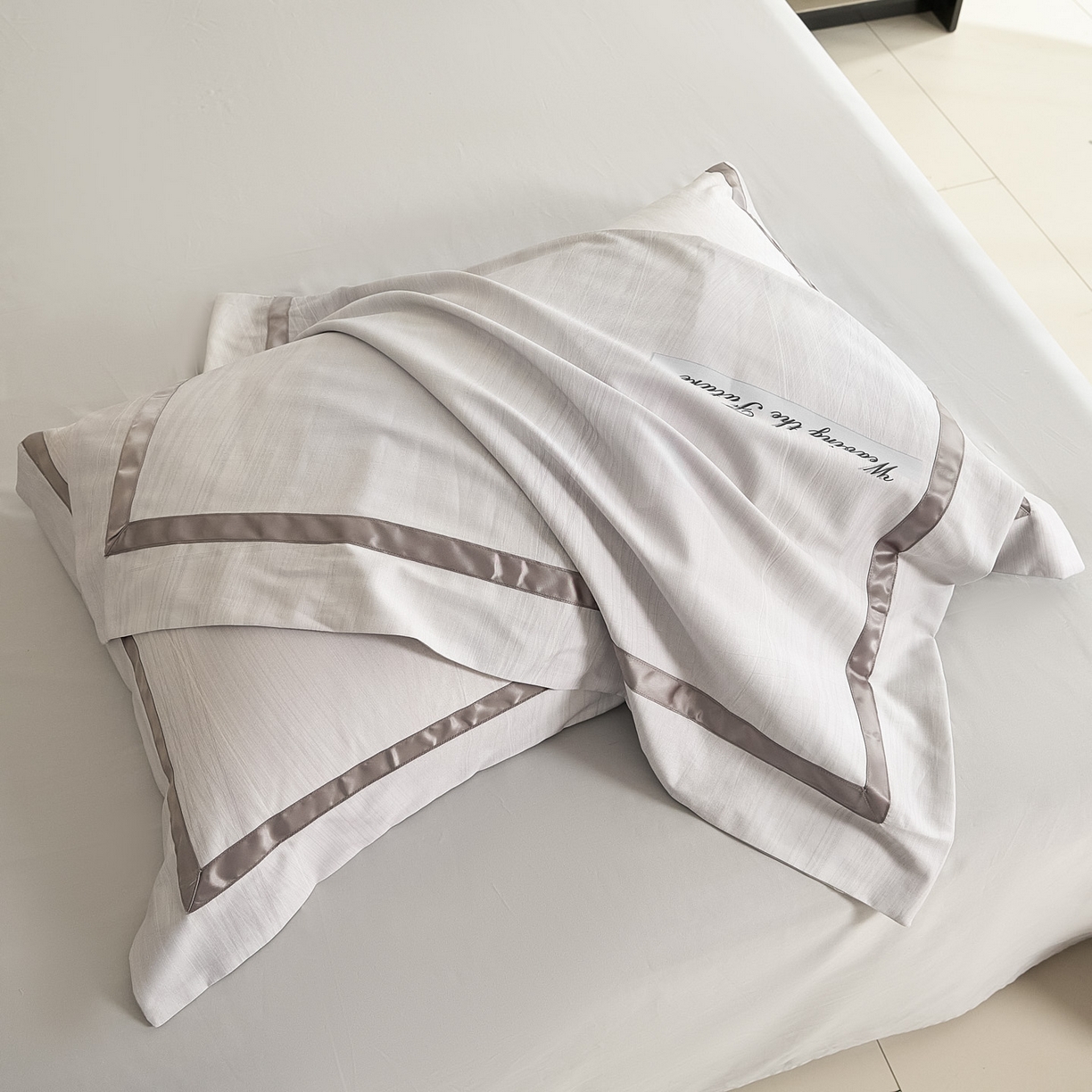 91家纺网 家纺一手货源 找家纺 新方向 【控价 提供买家秀】2026新款数码印花50s双股全棉贡缎长绒棉四件套-迷境（控价 标准328元 加大348元） 迷境-爵士灰